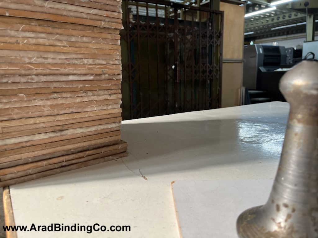 چسب از گذشته تا حال: تاریخچه و کاربردهای انواع چسب در صنعت ساخت دفتر و سایر زمینه ها 2 چسب از گذشته تا حال تاریخچه و کاربردهای انواع چسب در صنعت ساخت دفتر و سایر زمینه ها www.aradbindingco.com 1